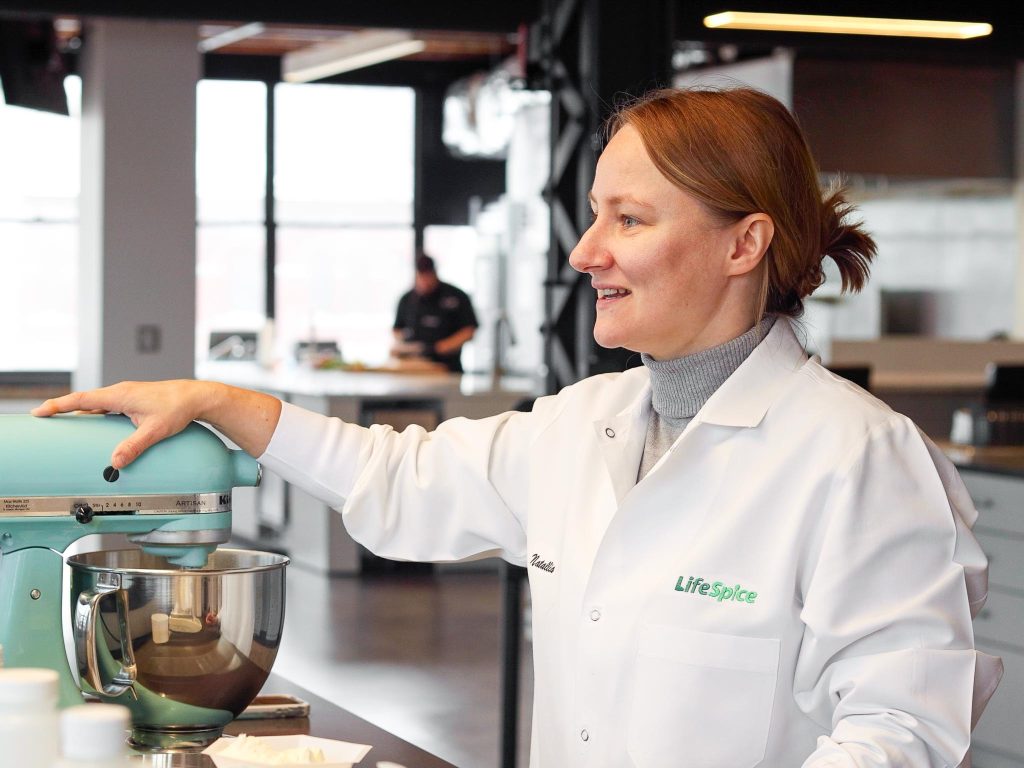 Cientista de alimentos sorrindo